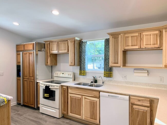 Building Photo - 2 Bed 1 Bath with Attached Garage