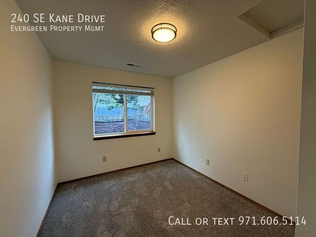 Building Photo - 240 SE Kane Dr