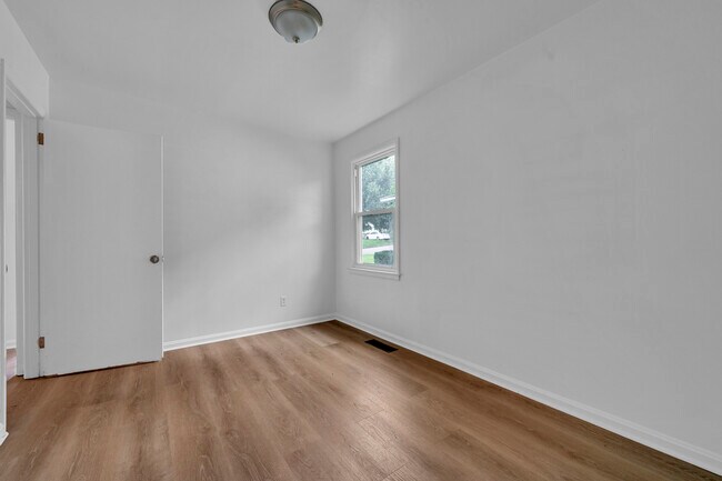 Building Photo - 208 17th Ave SW