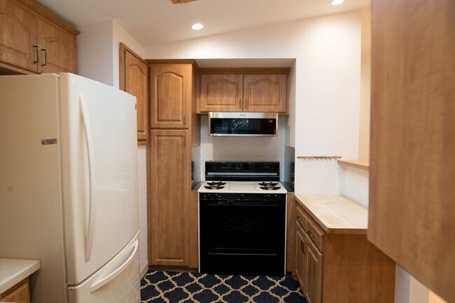 Building Photo - 3 Bedroom 2 Bathroom Home in Mission Canyon