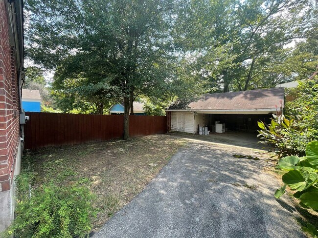 Building Photo - 1 bedroom duplex with washer and dryer