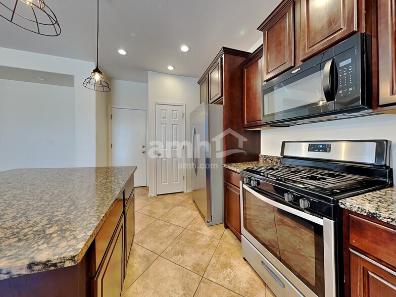 Building Photo - 6211 S Pearl Dr
