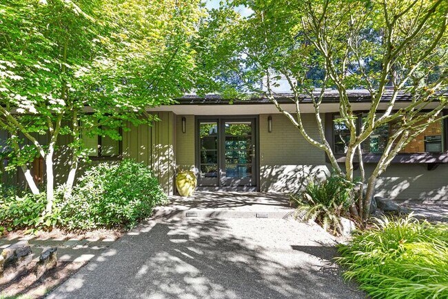 Building Photo - 2640 SW Vista Dr