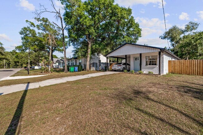 Building Photo - "Charming 3-Bed, 2-Bath Home in Tampa – Perfect Blend of Comfort and Convenience!"