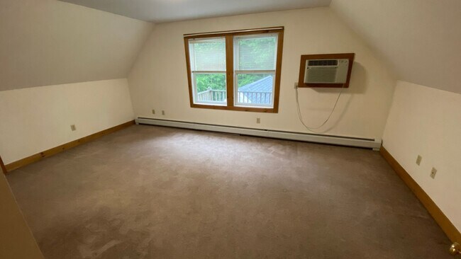 Building Photo - UNH Student Rental Available for the 2026-...