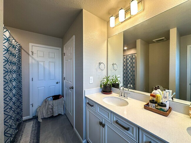 Building Photo - Almost Brand New Meadowlark 4bd 3.5ba home