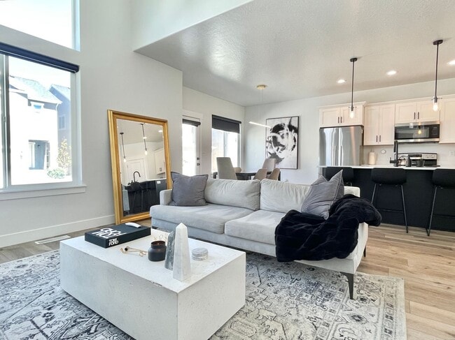 Building Photo - Modern Townhome at North Pointe Village!