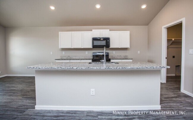 Building Photo - 921 Tulane St