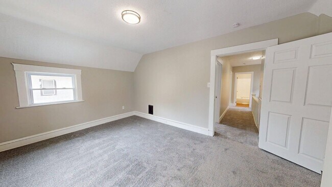 Building Photo - Madison/West Blvd neighborhood: 3 bedroom/1 bath single family home.
