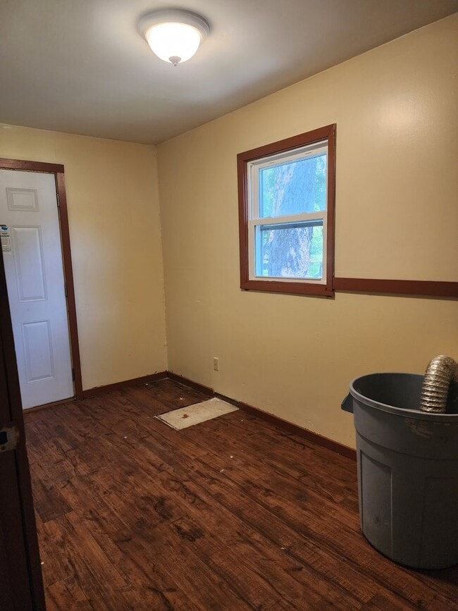 Building Photo - 4 bedroom 1 bath on corner lot