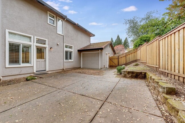 Building Photo - Stunning Folsom Split-Level Home with Pool & 3-Car Garage in Quiet Cul-De-Sac