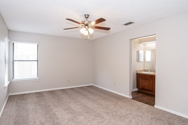 Building Photo - 3413 Deerfield Pointe Dr