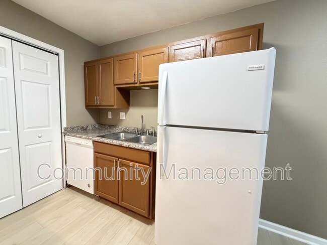 Building Photo - 2150 N Sherwood Forest Dr