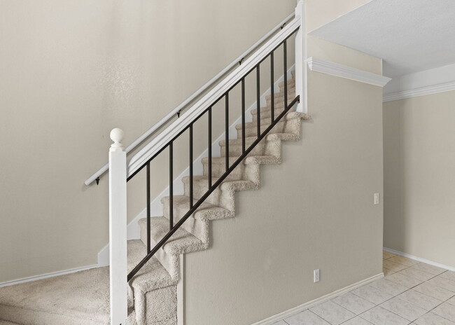 Building Photo - "Spacious 3-Bed Sanctuary with 2.5 Baths o...