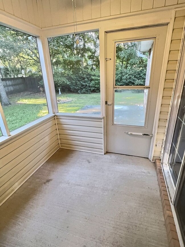 Building Photo - Ocean Springs home with convenient location!