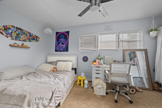 Building Photo - Large backyard - no back house!