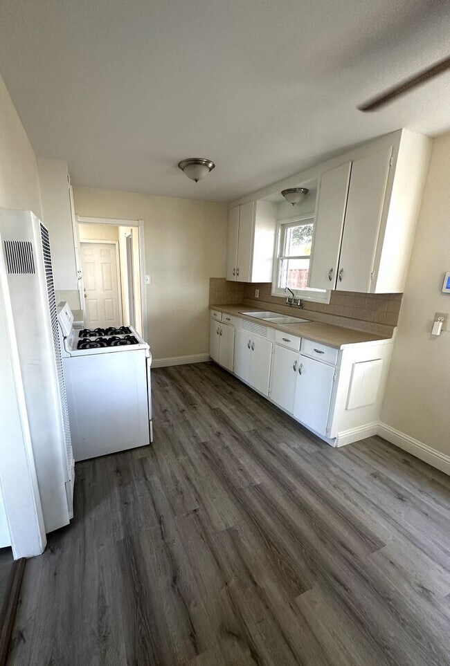 Building Photo - Charming 2/1 with bonus room on HWY 32