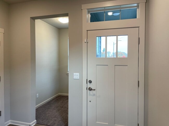 Building Photo - Lovely 4 Bed 2.5 Bath Home! Located near t...