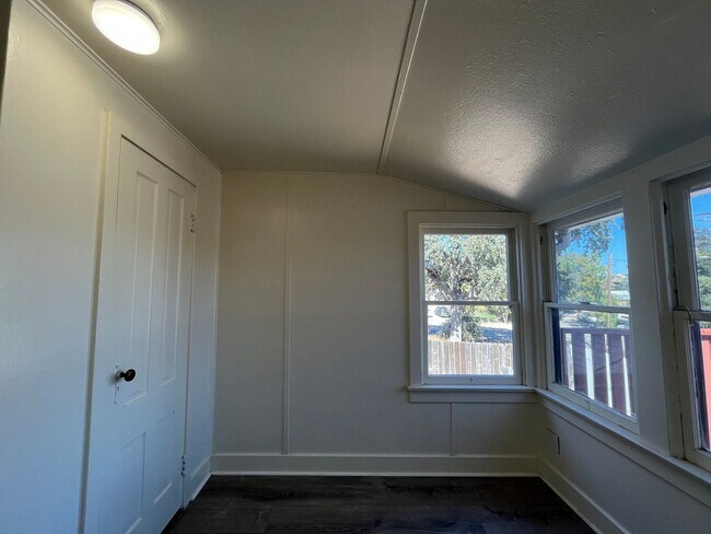 Building Photo - 1434