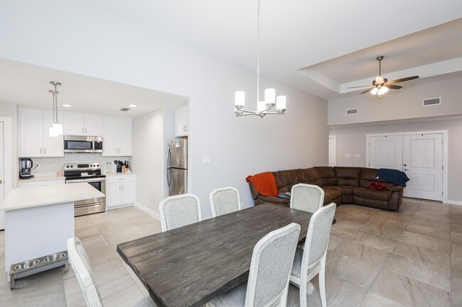 Building Photo - 1025 La Muralla St