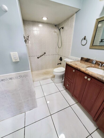 Master Bathroom - 1820 N Lauderdale Ave