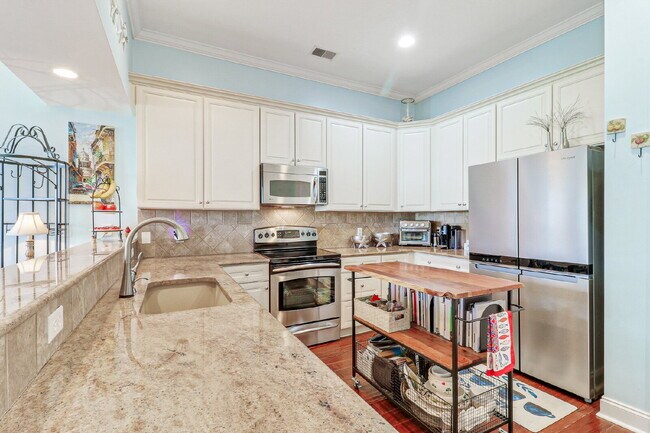 Building Photo - 3 Bedroom Townhouse W/ Sunset Water Views!