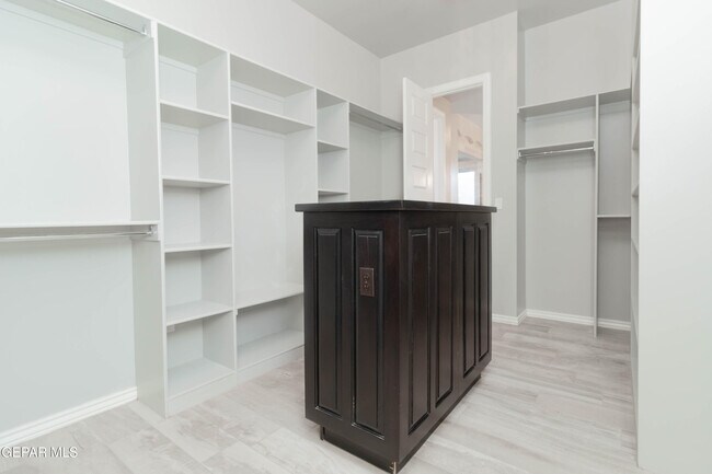 Building Photo - 864 Lemington St