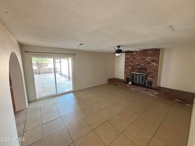 Building Photo - 7320 W Rose Ln