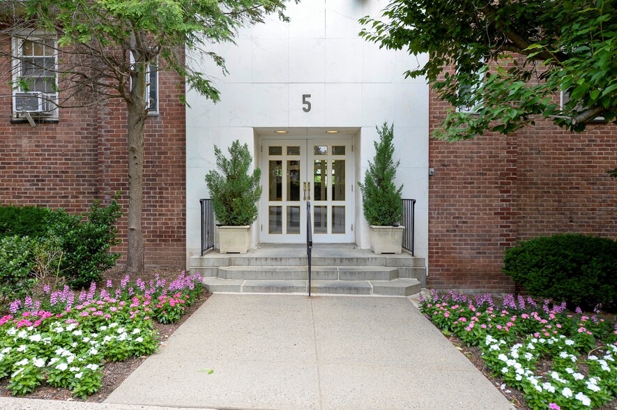 Building Entry - 5 Roosevelt Pl