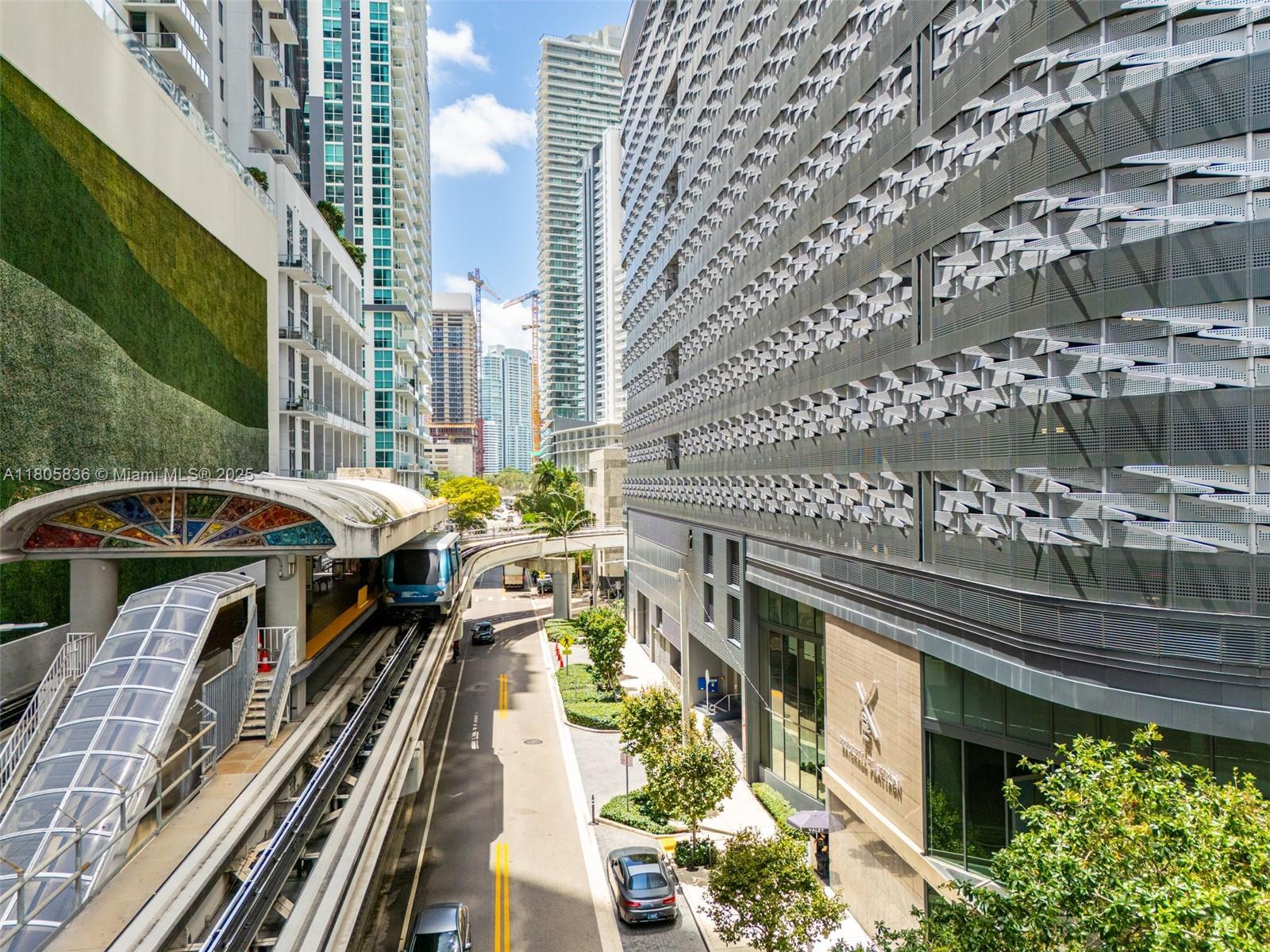Building Photo - 1000 Brickell Plz