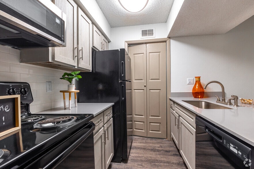 2BR, 2BA - 993SF - Kitchen - The Blake