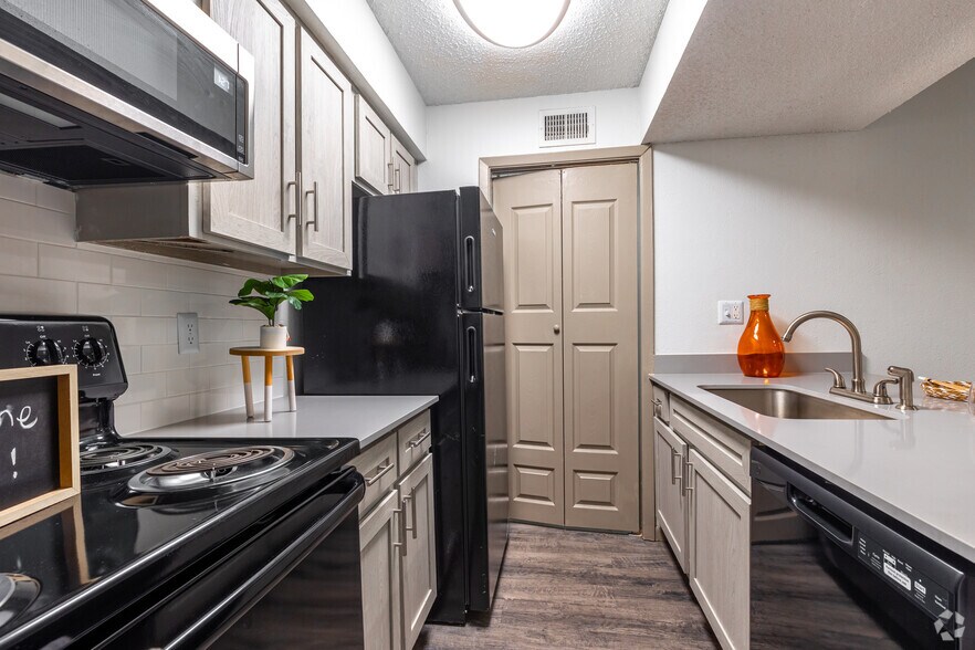 2BR, 2BA - 993SF - Kitchen - The Vance Apartments