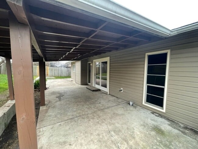 Building Photo - Nice One Story 3 bedroom 2 bath