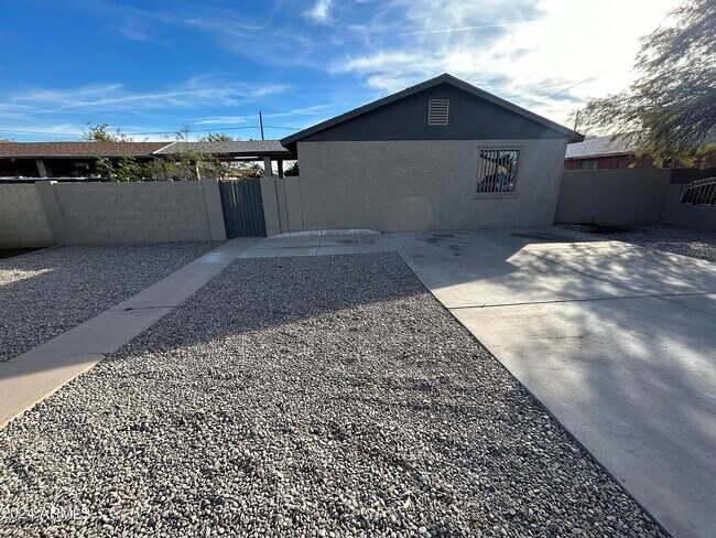 Building Photo - 3645 W Hadley St