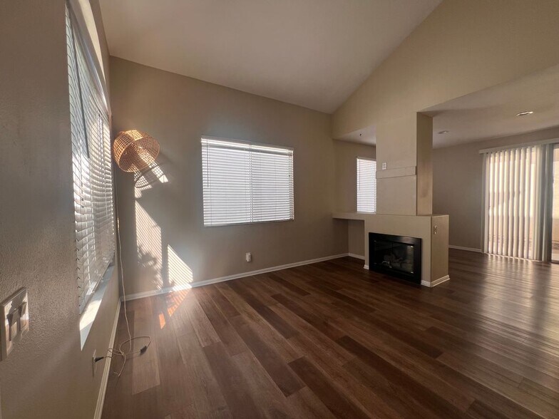 Building Photo - 27934 Crown Ct Cir