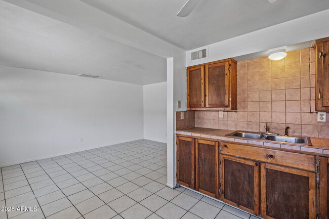 Building Photo - 555 S Bellview
