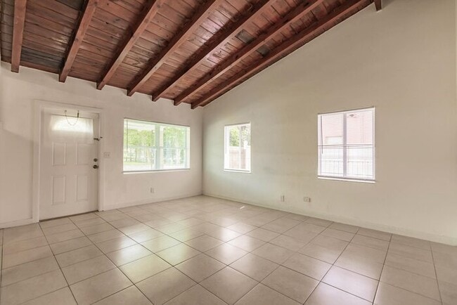 Building Photo - TWO BEDROOM CHARMER IN WEST PALM BEACH