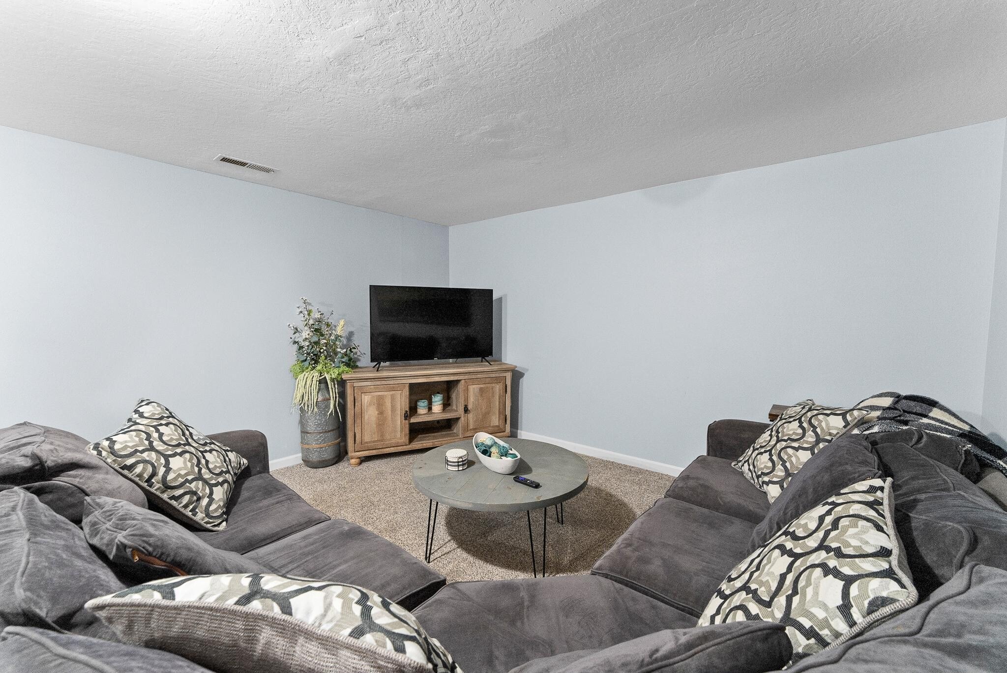 Building Photo - 1304 E Sylvan Cir