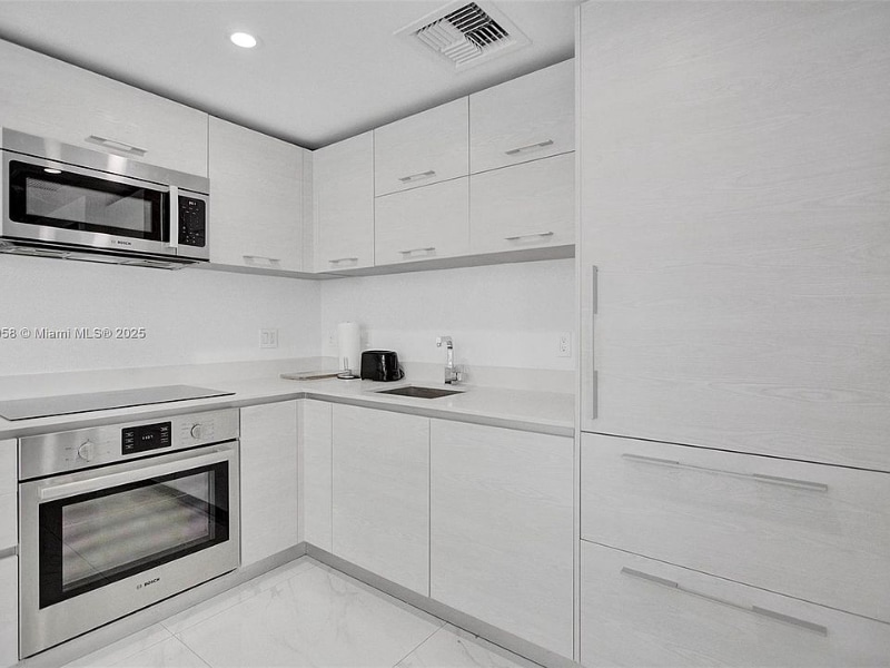 Building Photo - 1300 S Miami Ave