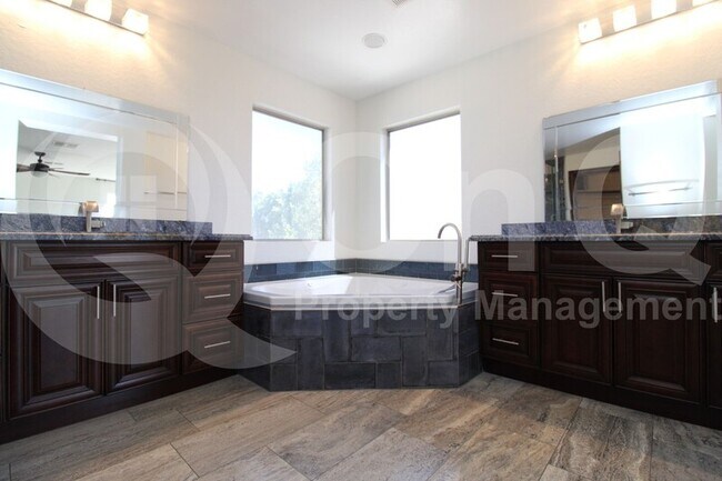 Building Photo - 563 E Krista Way