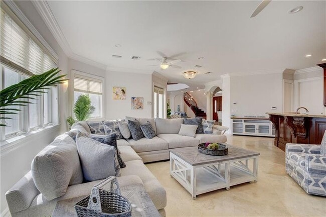 Building Photo - 1320 S Lakeside Dr