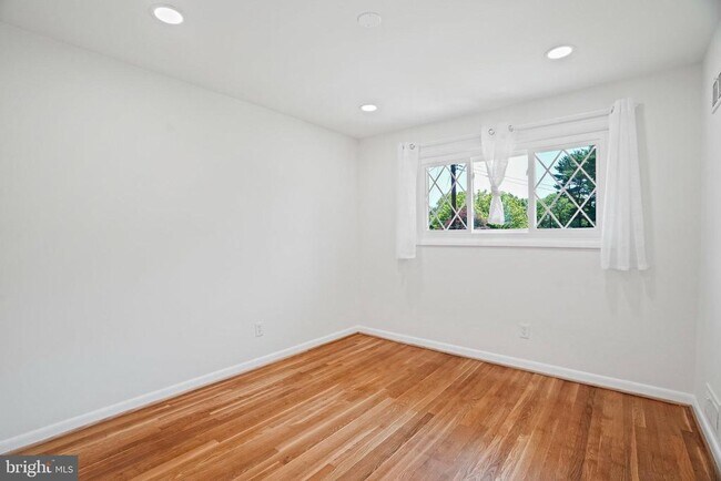 Building Photo - 6607 Lone Oak Dr