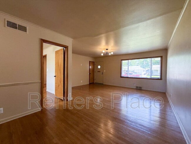 Building Photo - 1045 E 53rd St