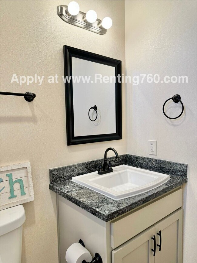 Building Photo - Newer 4 Bedroom 3 Bathroom Home With Solar...