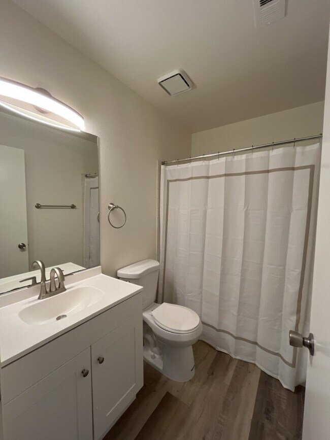 Building Photo - A stunning 2-bedroom, 1-bathroom rental pr...
