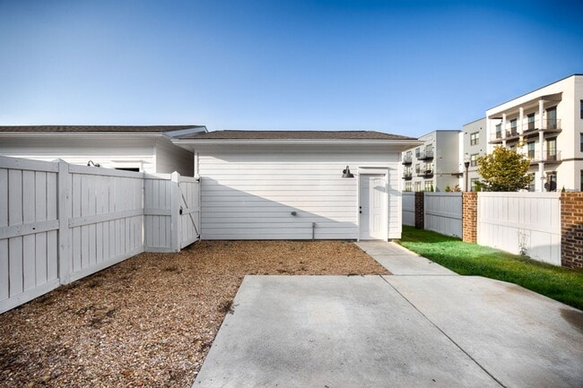 Building Photo - Fully Furnished 3 Bedroom Home Near Toyota...