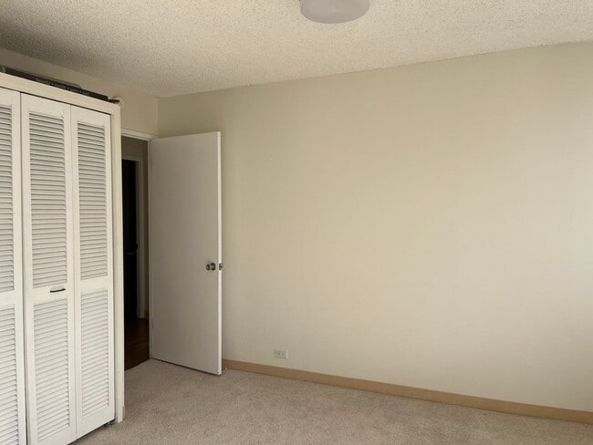 Building Photo - Maluhia Village Condo (Makiki Area) 2 bedroom, 1 bath w/1 parking - Avail 2/6.