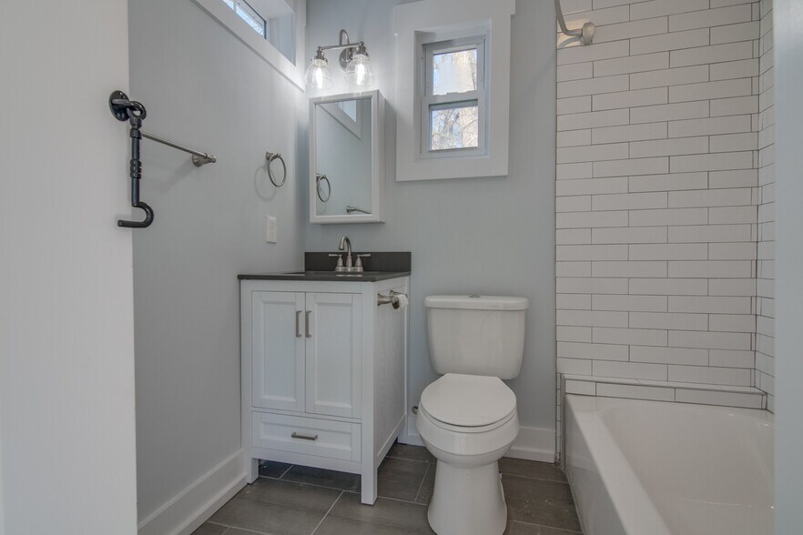 Master Bathroom - 515 flint st