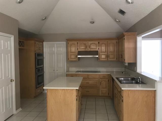 Building Photo - 2609 Classic Ct E