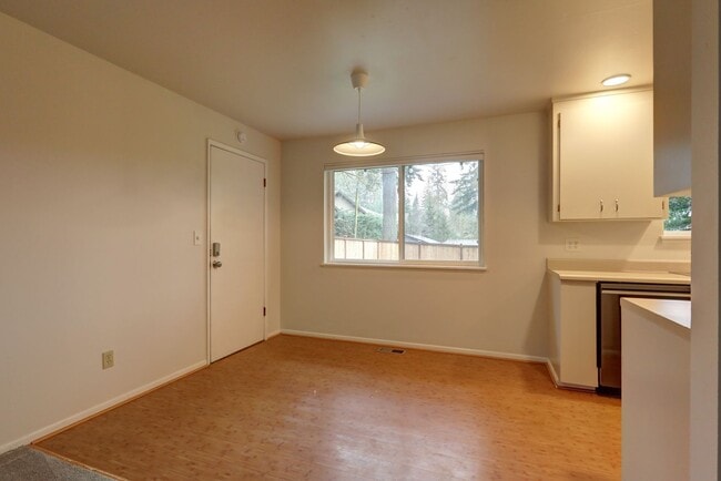 Building Photo - Classic Bellevue 3bd, 1.5ba Rambler Located in Perfect Enatai Location!